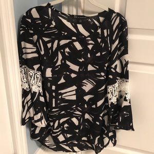 Like new condition black and white flowy top!